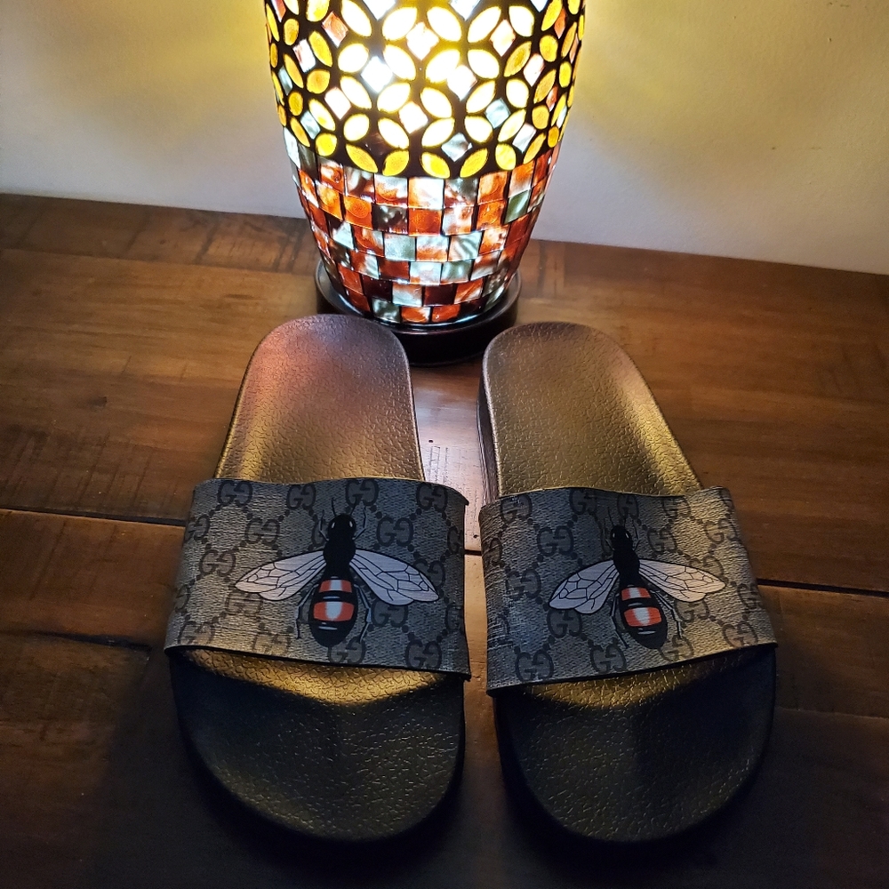 Summer/ Moving Sale Gucci GG Supreme Monogram Bee Slide Sandals